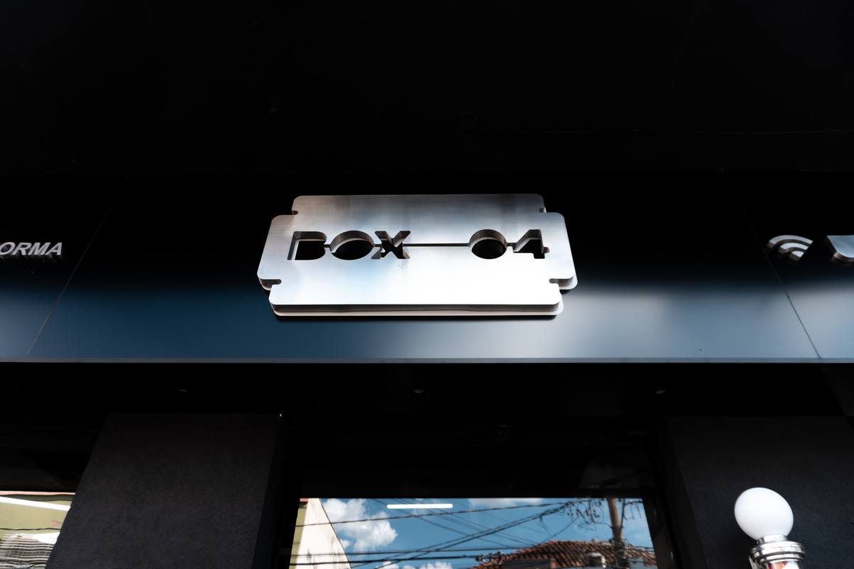 Fachada da Box 04 Barbershop no Centro de Ribeirao Preto, com letreiro em formato de navalha